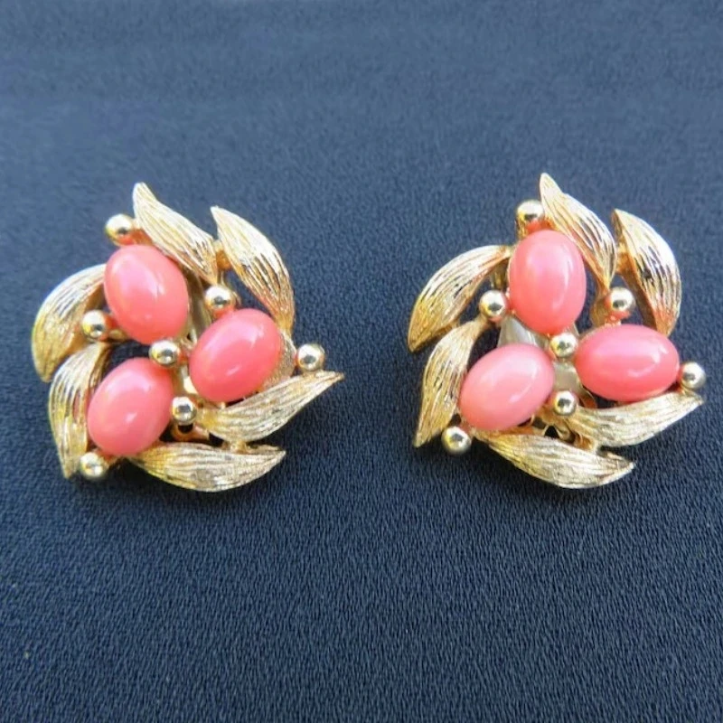 Vintage Fashion Vogue - Vintage Inlay Pink Stone Flower Stud